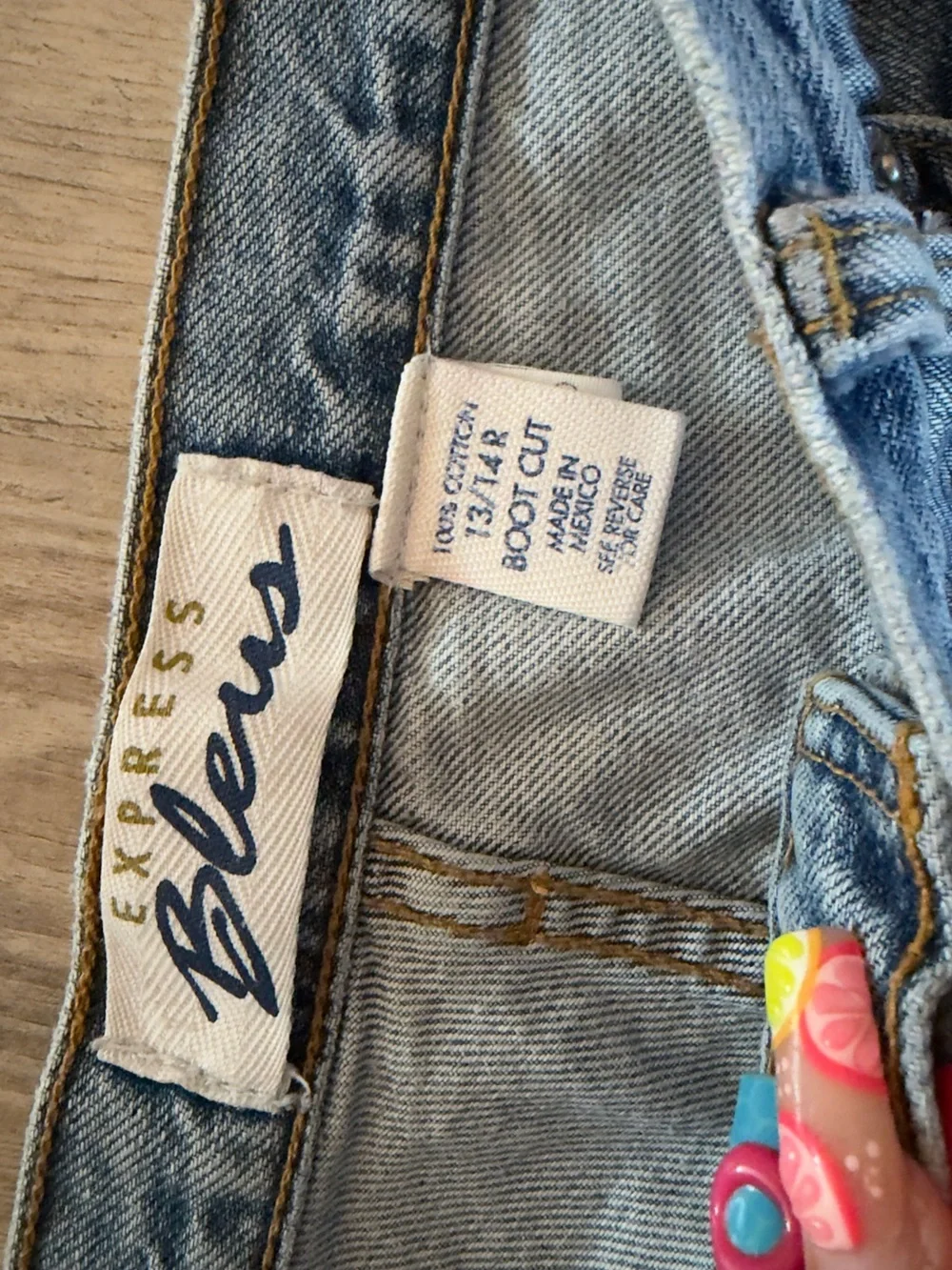 Express Men's Relaxed Light Blue Jeans - Picture 3 of 4